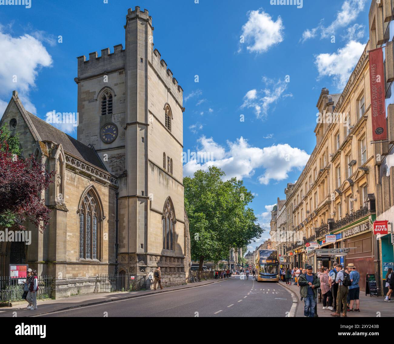 Ammira Magdalen Street, la chiesa di Saint Mary Magdalen a sinistra, Oxford, Oxfordshire, Inghilterra, Regno Unito Foto Stock