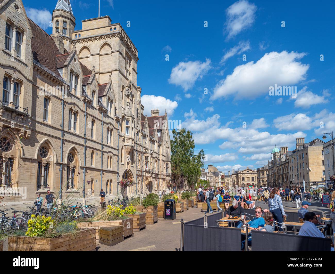 Caffè in Broad Street con il Balliol College a sinistra, Oxford, Oxfordshire, Inghilterra, Regno Unito Foto Stock