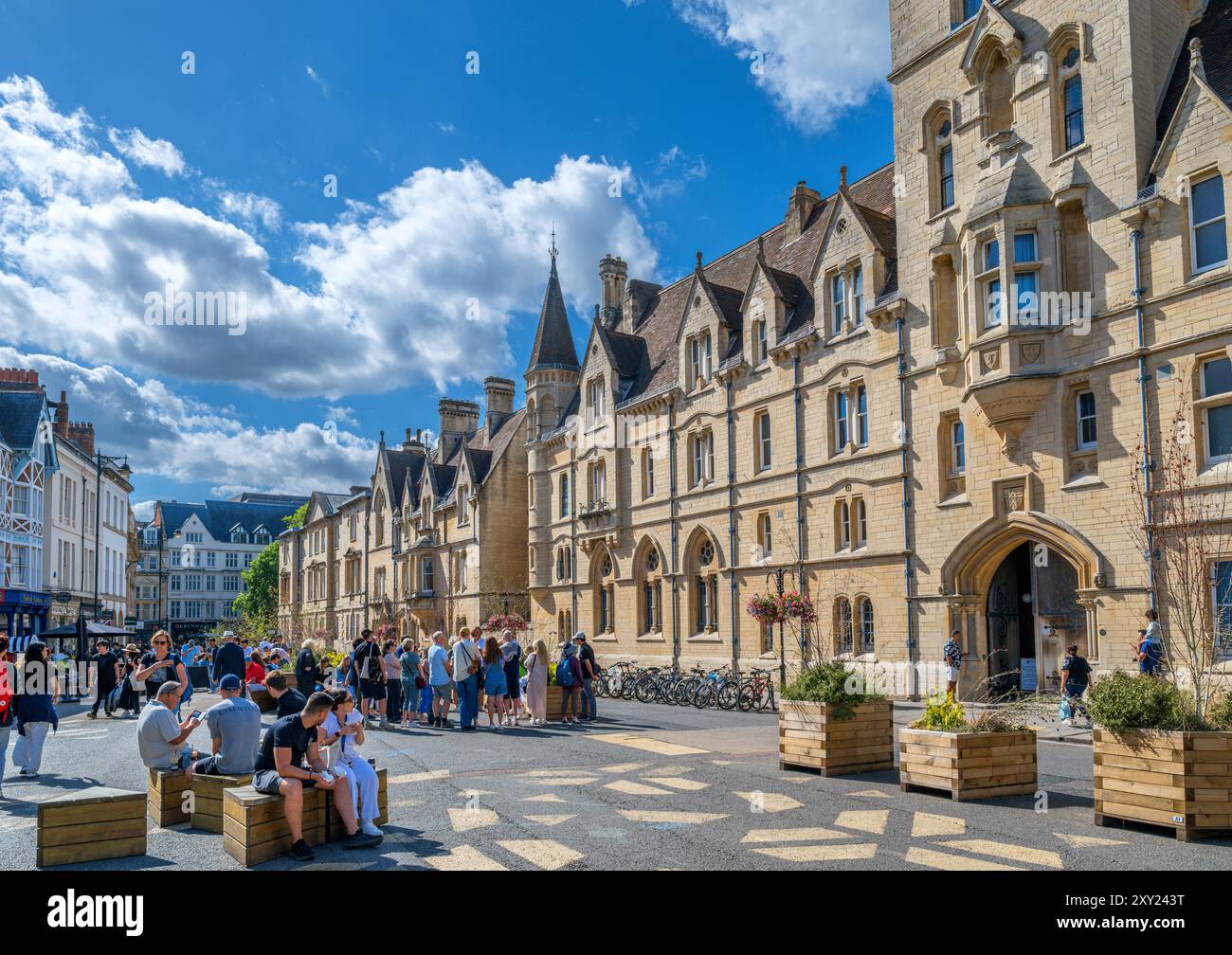 Ammira Broad Street con il Balliol College sulla destra, Oxford, Oxfordshire, Inghilterra, Regno Unito Foto Stock