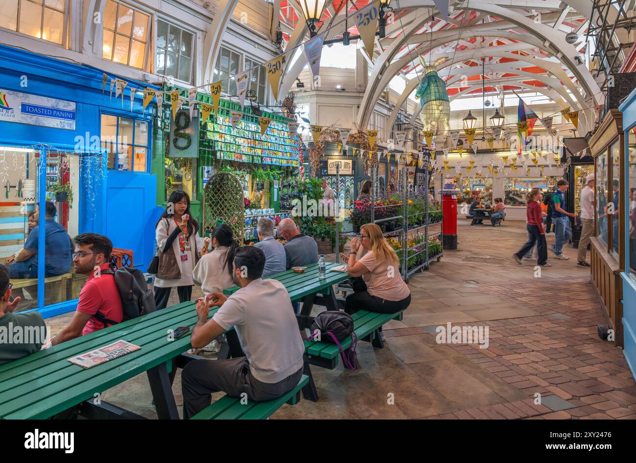 Interno del mercato coperto di Oxford, Oxford, Oxfordshire, Inghilterra, Regno Unito Foto Stock