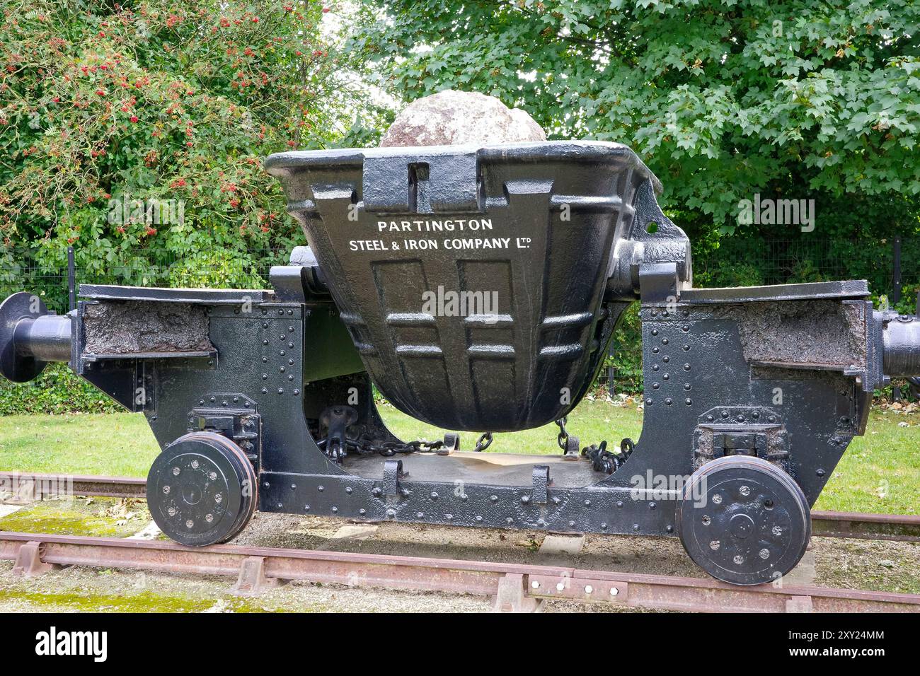 Irlam, Manchester, Regno Unito, agosto 26, 2024: storico mestolo in acciaio e ghisa esposto in un parco. Foto Stock