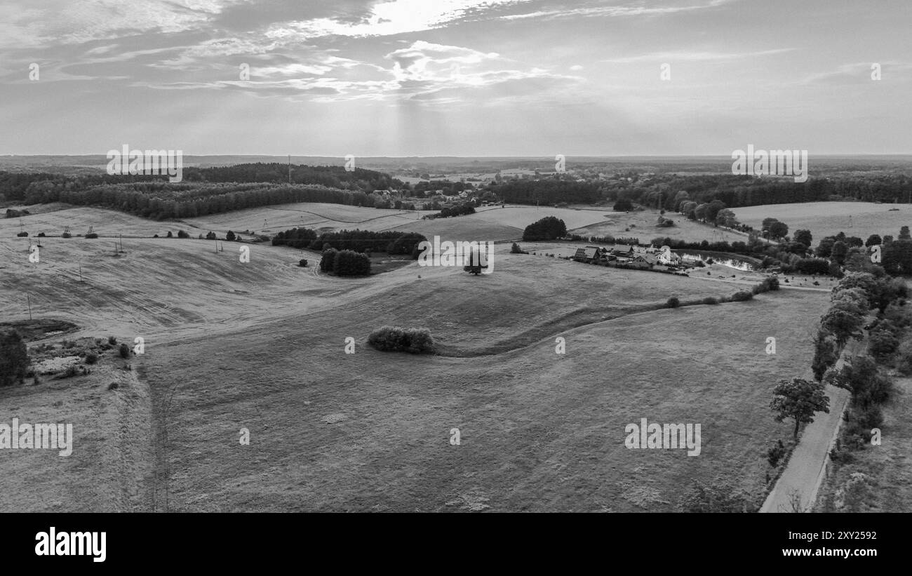 Paesaggio rurale panoramico con Green Fields e Rolling Hills al tramonto Foto Stock