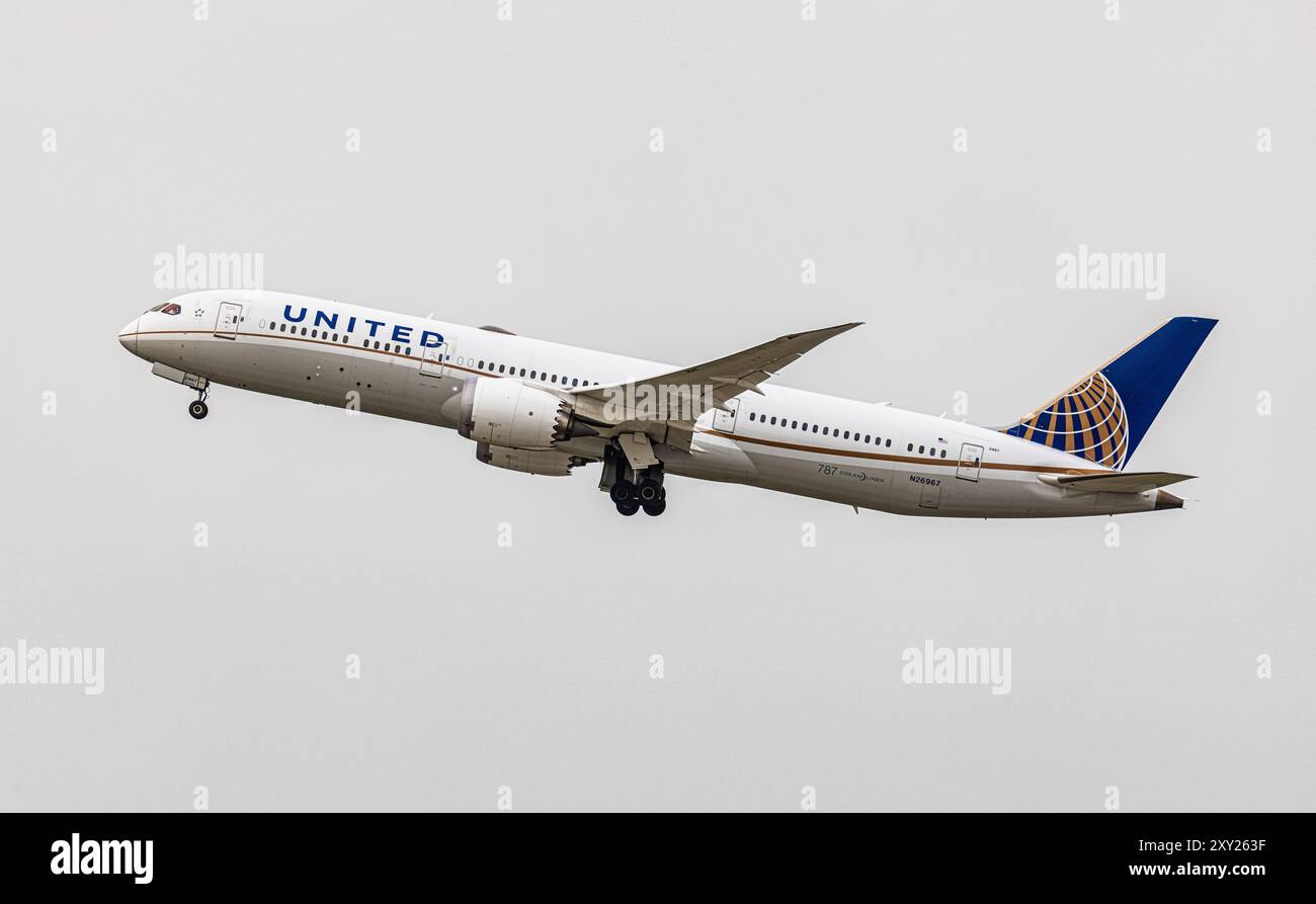 Monaco di Baviera, Germania, 7 aprile 2024: Un Boeing 787-9 Dreamliner di United Airlines è in salita iniziale dopo il decollo dall'aeroporto di Monaco. Registrazione N2696 Foto Stock