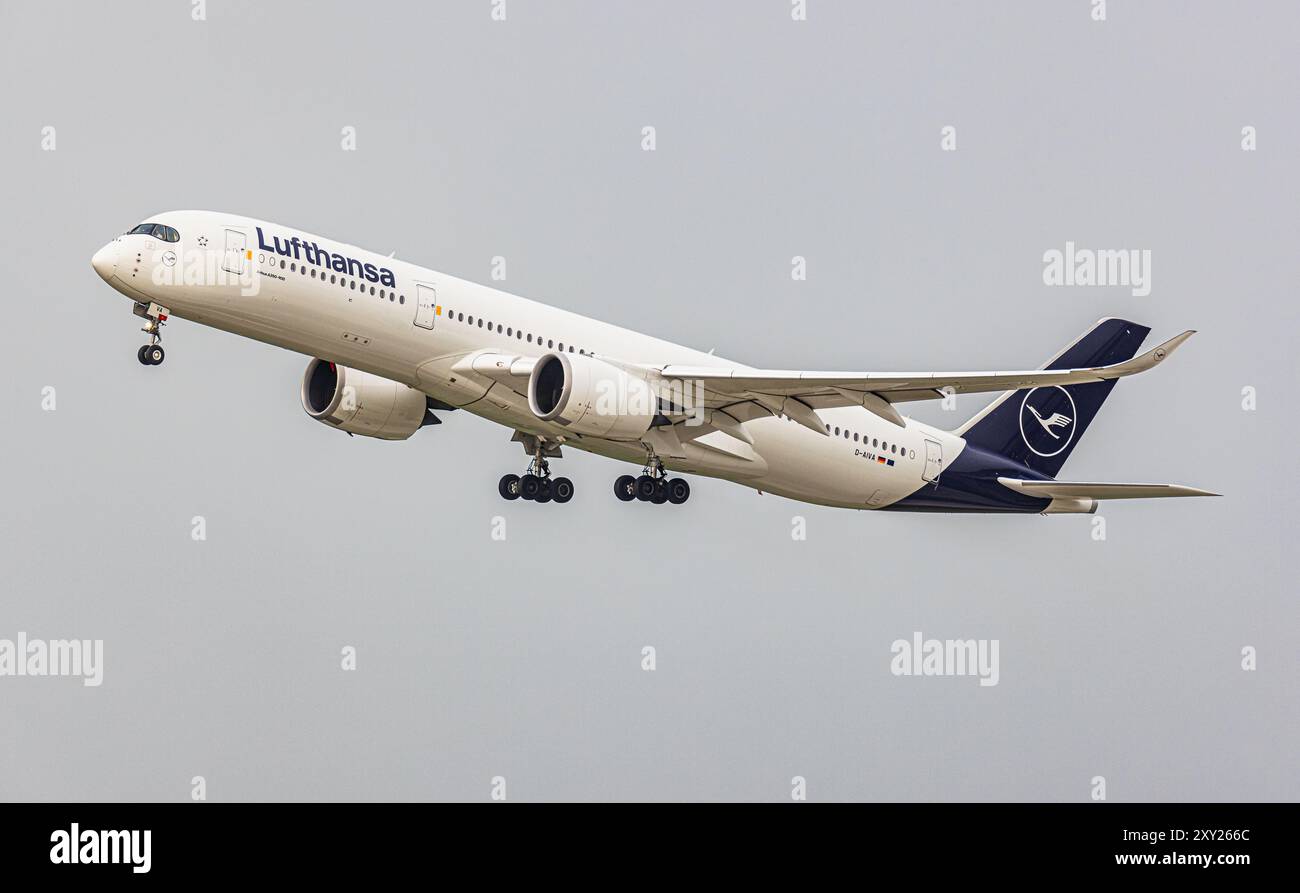 Monaco di Baviera, Germania, 7 aprile 2024: Un Airbus A350-941 Lufthansa è in salita iniziale dopo il decollo dall'aeroporto di Monaco. Registrazione D-AIVA. (Foto di Foto Stock