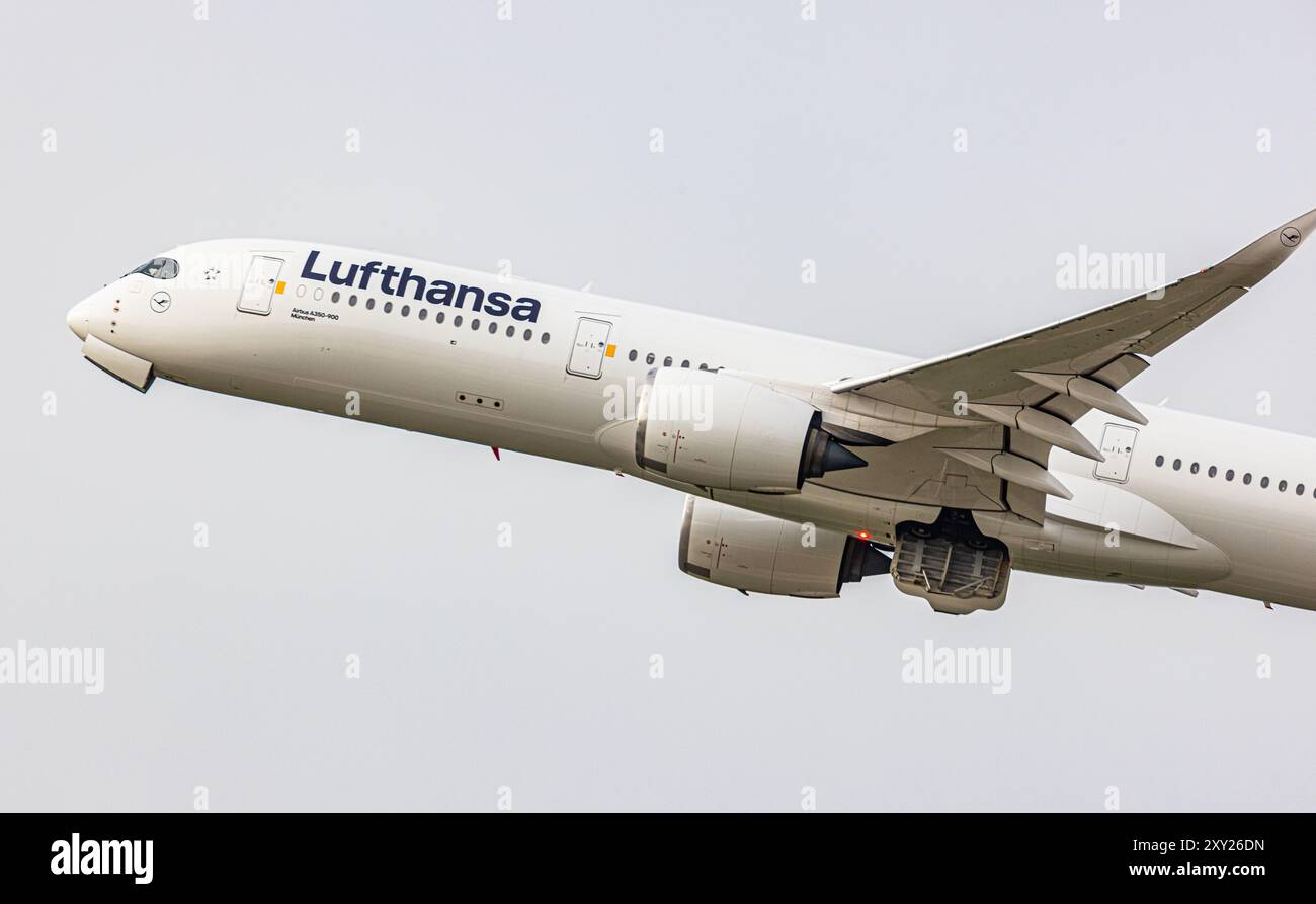 Monaco di Baviera, Germania, 7 aprile 2024: Un Airbus A350-941 Lufthansa è in salita iniziale dopo il decollo dall'aeroporto di Monaco. Registrazione D-AIVC. (Foto di Foto Stock