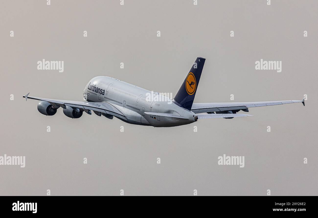 Monaco di Baviera, Germania, 7 aprile 2024: Un Airbus A380-861 Lufthansa è in salita iniziale dopo il decollo dall'aeroporto di Monaco. Registrazione D-AIML. (Foto di Foto Stock