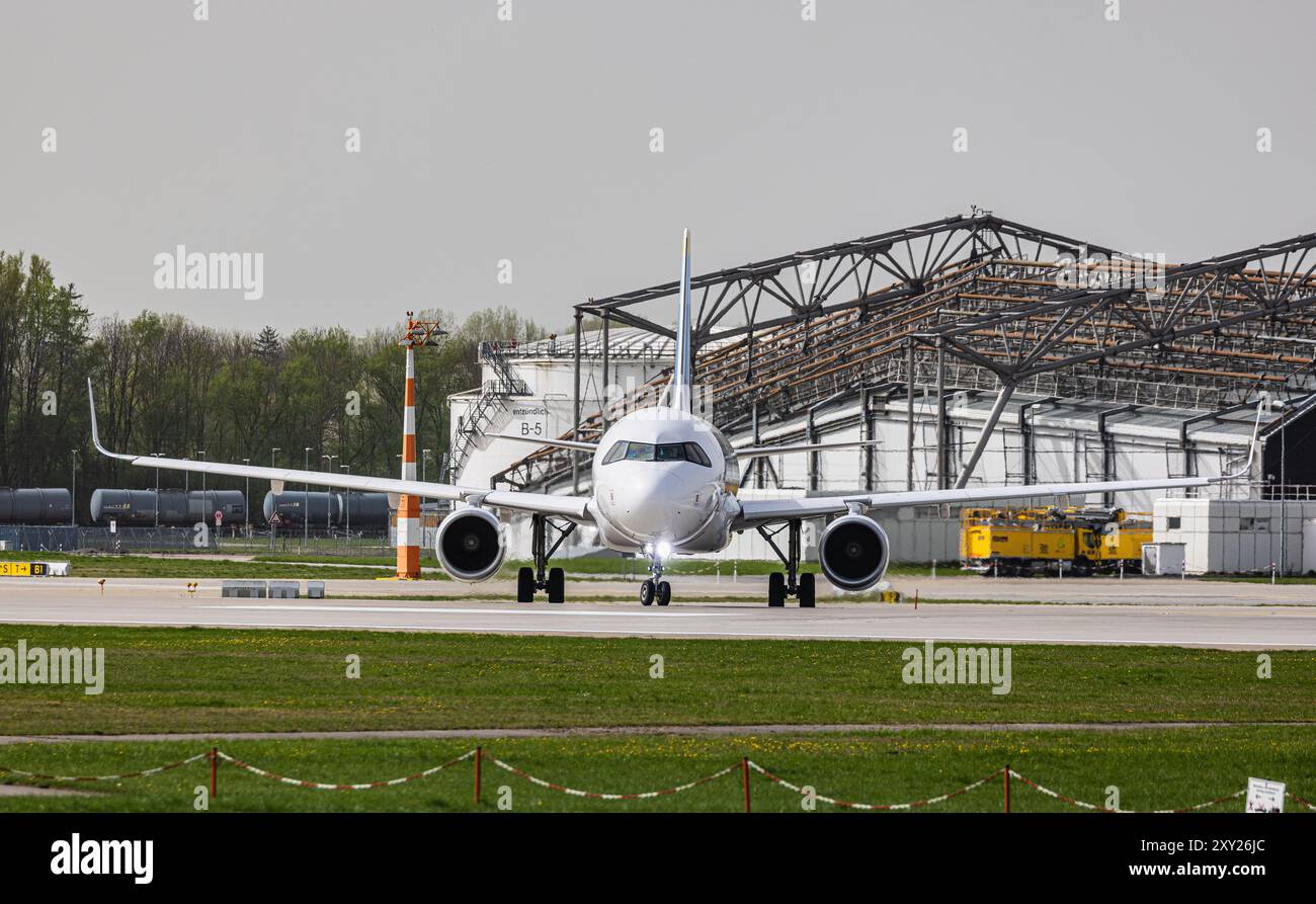 Monaco di Baviera, Germania, 8 aprile 2024: Un Airbus A320-214 da Discover Airlines taxi alla pista dell'aeroporto di Monaco. Registrazione D-AIUU. (Foto di Andreas Foto Stock