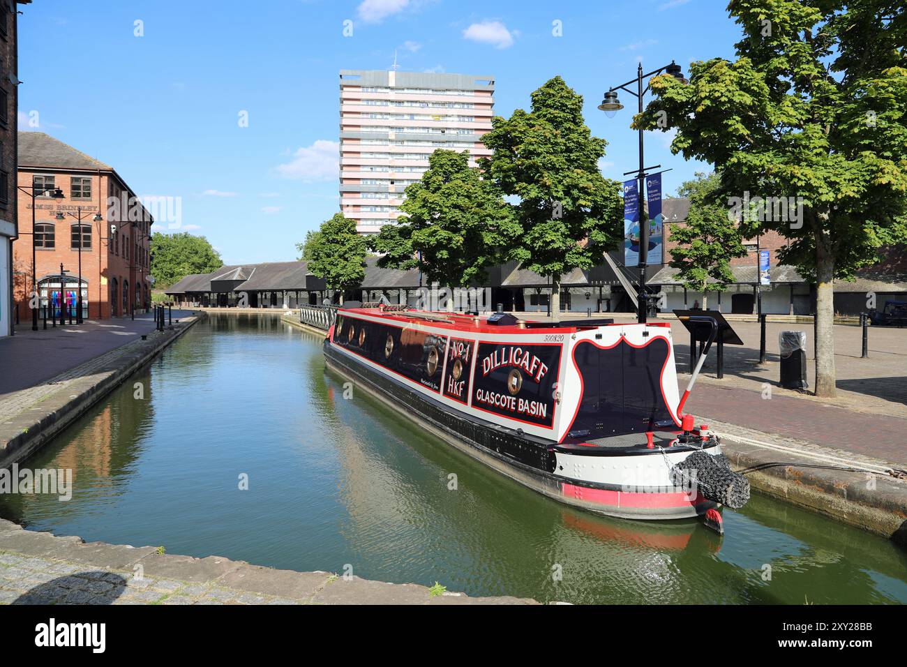 Barca stretta ormeggiata al Coventry Canal Basin Foto Stock