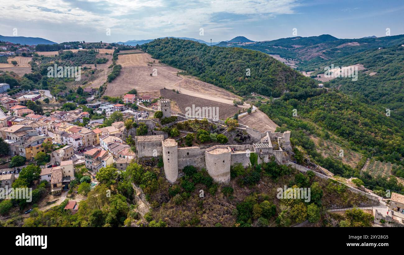 Chieti 2024. Vista aerea del castello di Roccascalegna. Una fortificazione di origine longobarda costruita intorno al 1200. Agosto 2024, Abruzzo, Italia Foto Stock