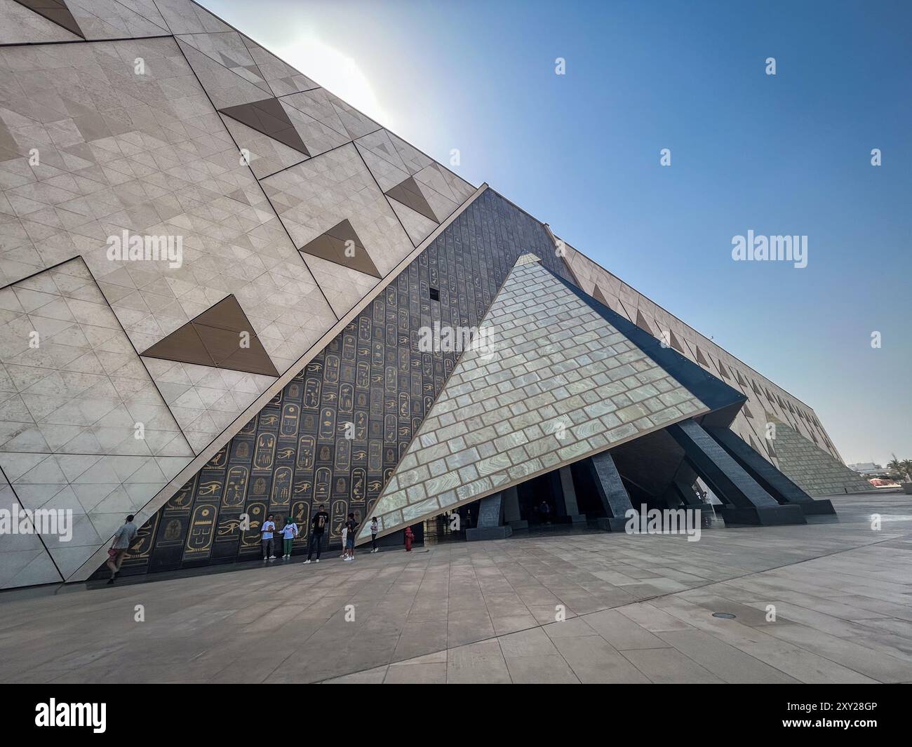 21 agosto 2024, Gyza, Egitto - grande Museo Egizio vicino alle Piramidi di Giza, che espone i tesori dell'antico Egitto, tra cui il coll del re Tutankhamon Foto Stock