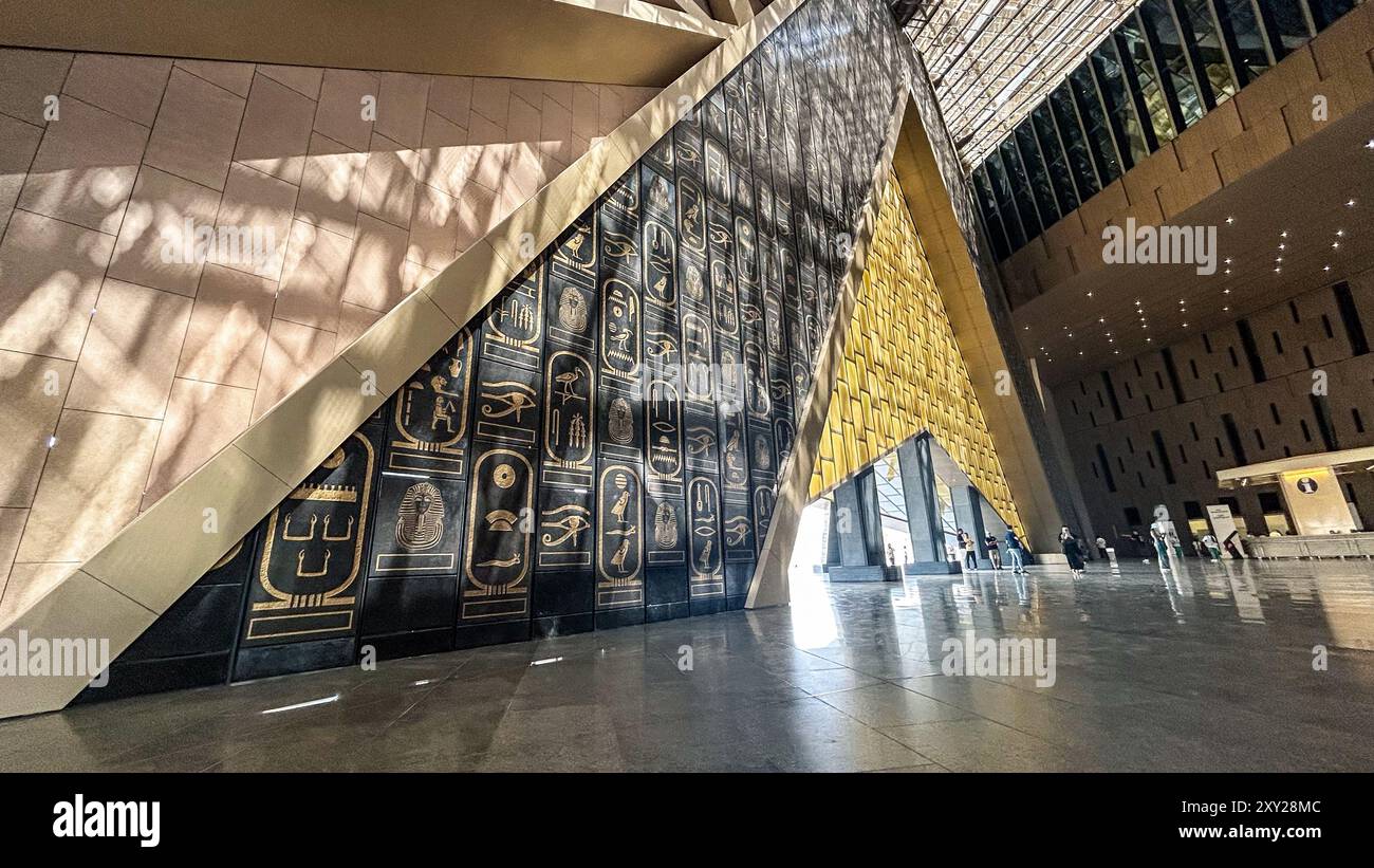 21 agosto 2024, Gyza, Egitto - grande Museo Egizio vicino alle Piramidi di Giza, che espone i tesori dell'antico Egitto, tra cui il coll del re Tutankhamon Foto Stock