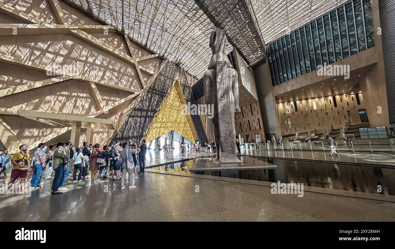 21 agosto 2024, Gyza, Egitto - grande Museo Egizio vicino alle Piramidi di Giza, che espone i tesori dell'antico Egitto, tra cui il coll del re Tutankhamon Foto Stock