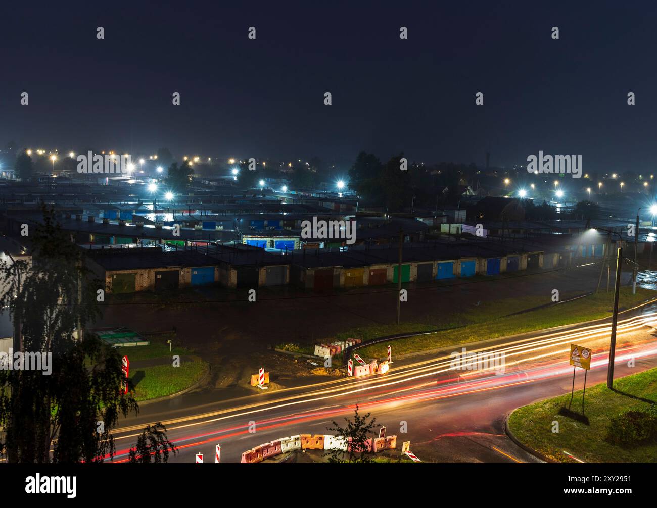 Ripresa dei sentieri leggeri sulla strada della città notturna Foto Stock