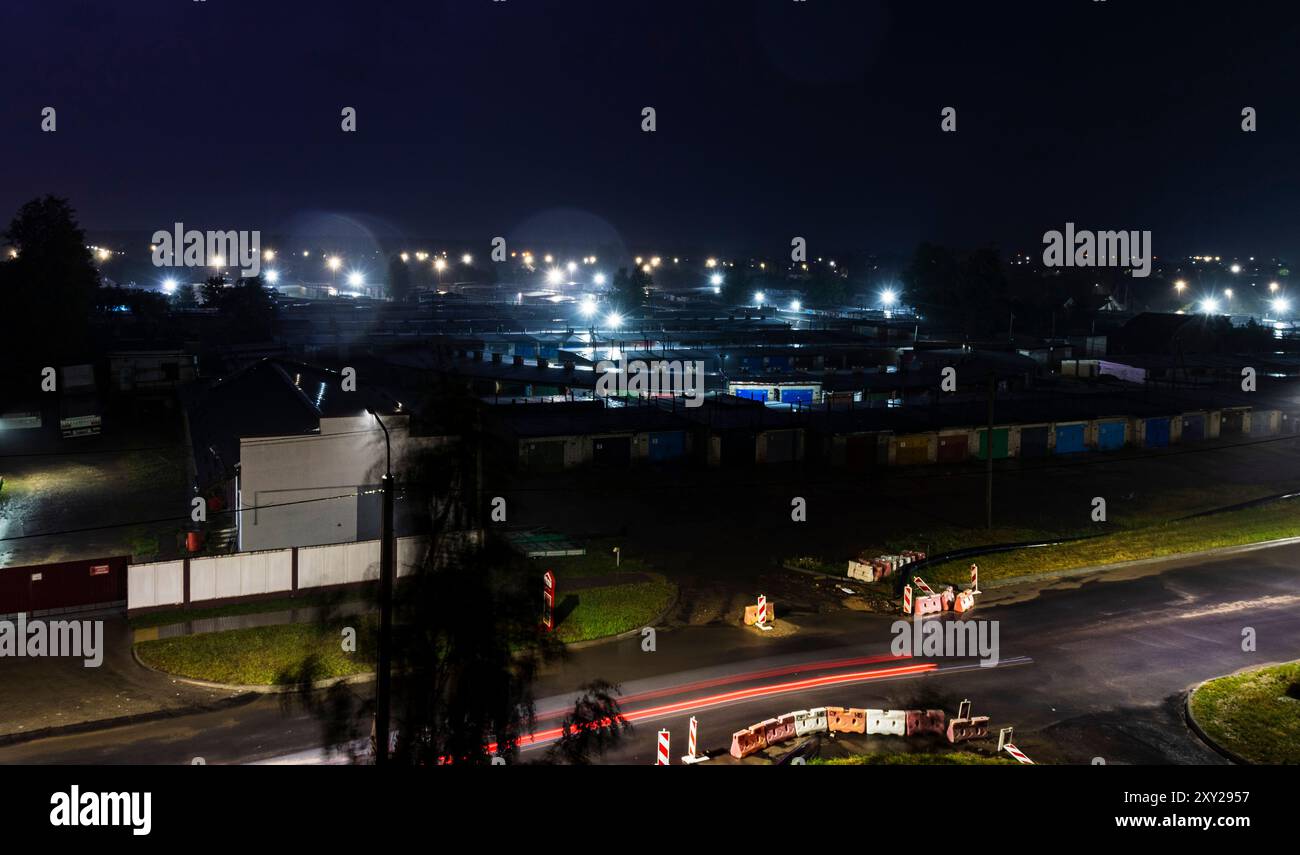 Ripresa dei sentieri leggeri sulla strada della città notturna Foto Stock