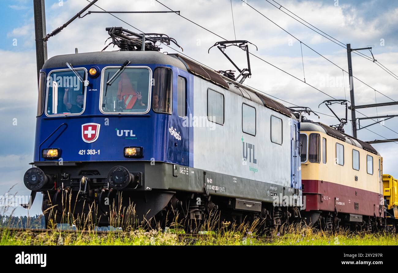 Rafz, Svizzera, 23 giugno 2024: Una locomotiva elettrica Re 421 dalla UTL Bahnlogistik corre sulla rotta da Bülach a Sciaffusa. (Foto di Andreas Foto Stock