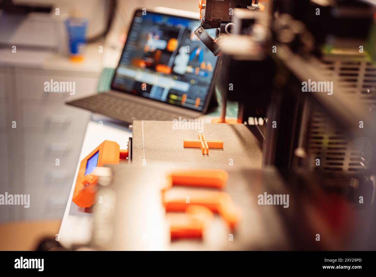 Laboratorio di progetto di stampa 3D. Studio domestico. Schermo del computer con oggetto STL. Foto Stock