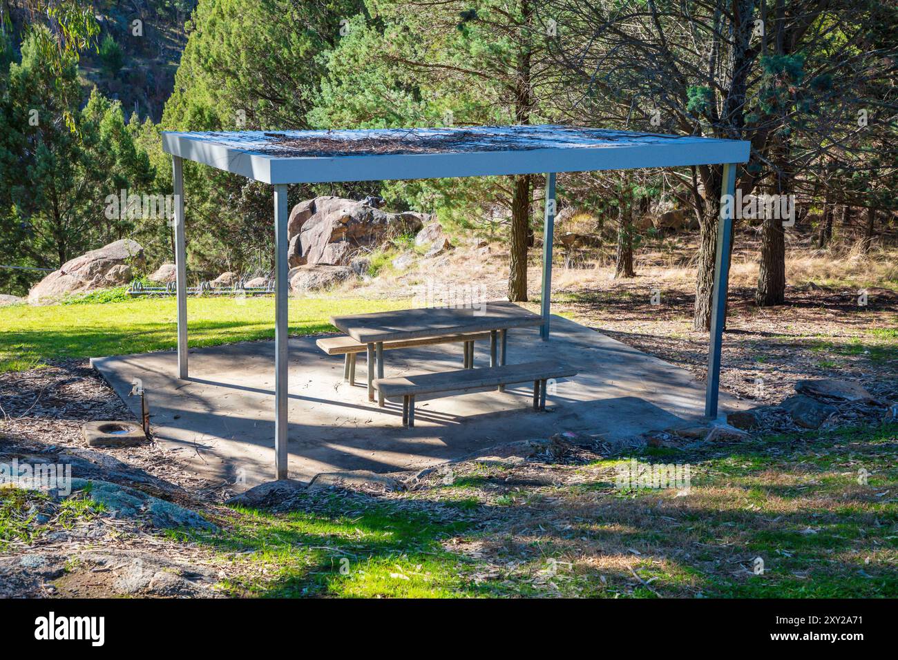 Fotografia dell'area picnic presso le rovine della miniera d'oro di Adelong Falls nelle Snowy Mountains nel New South Wales in Australia. Foto Stock