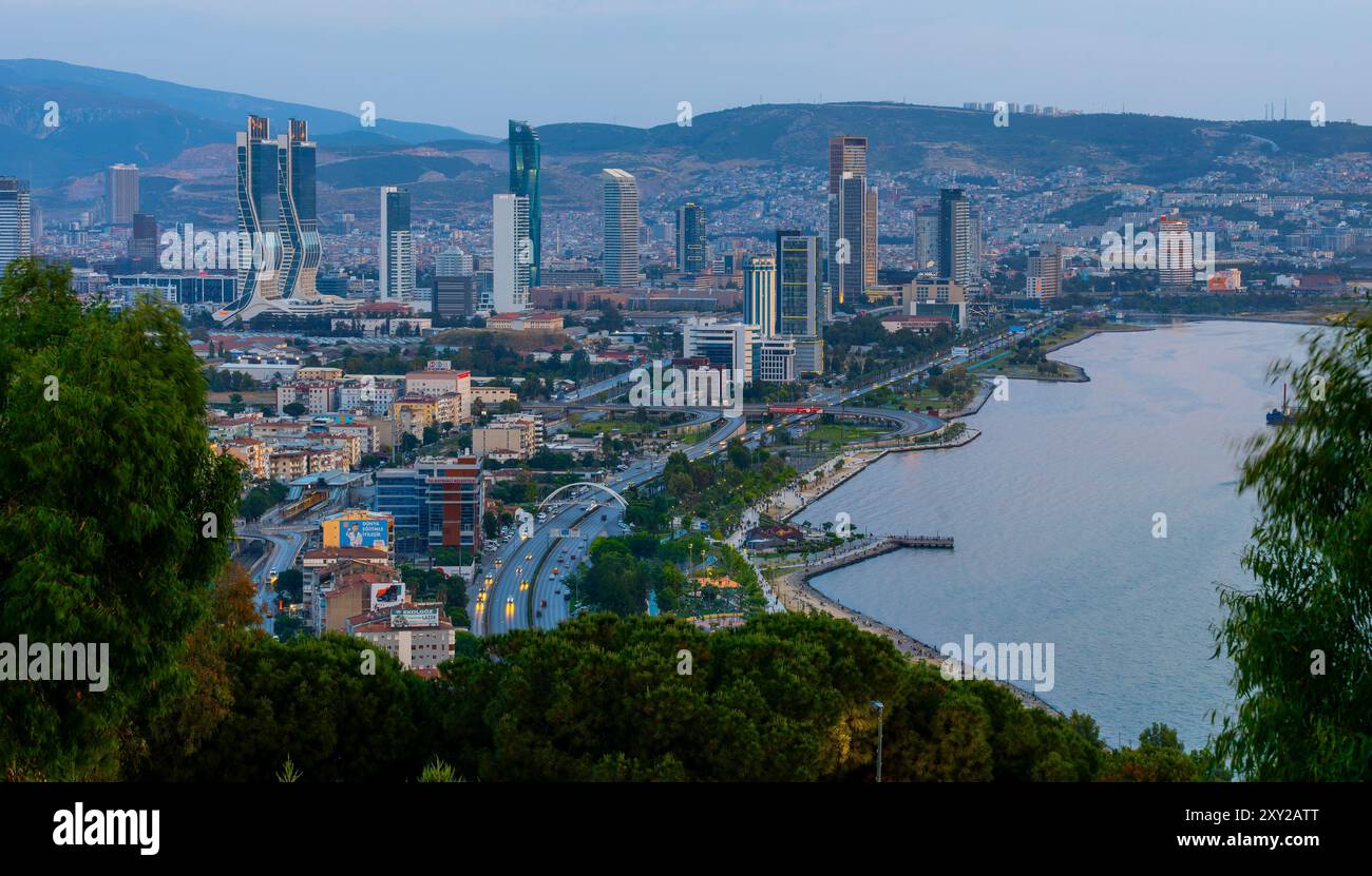 Vista della baia di Smirne in serata dall'alta collina di Bayrakli. Esposizione lunga, scarsa illuminazione. Foto Stock