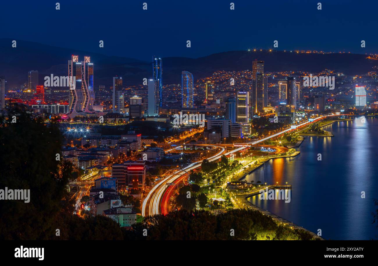 Vista della baia di Smirne in serata dall'alta collina di Bayrakli. Esposizione lunga, scarsa illuminazione. Foto Stock