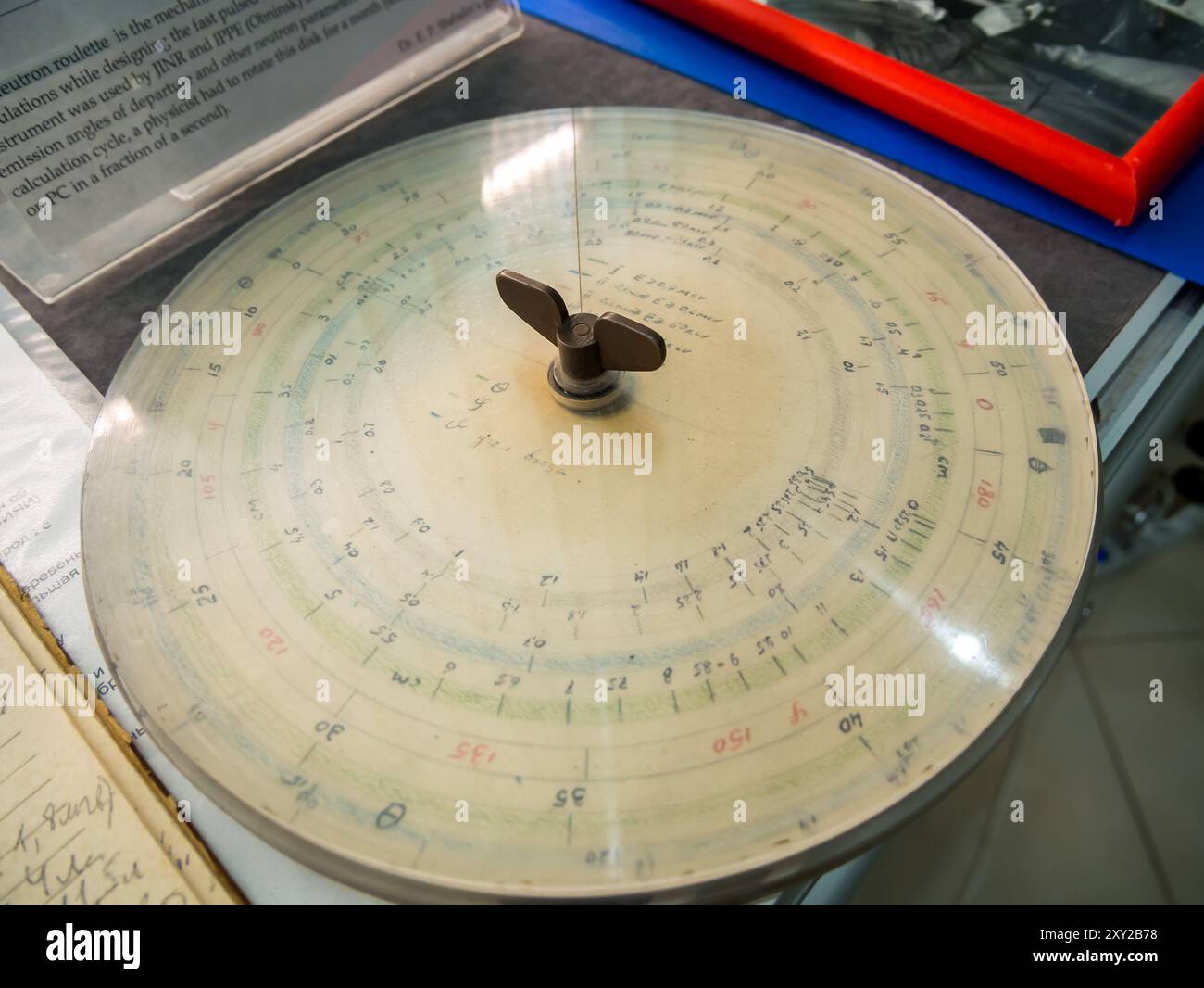 Dubna, Russia - 21 agosto 2023: Roulette meccanica di neutroni. Mostra del Museo JINR, Dubna, regione di Mosca Foto Stock