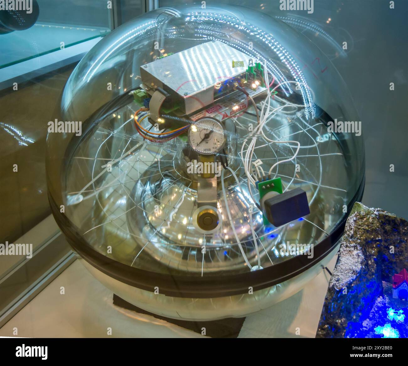 Dubna, Russia - 21 agosto 2023: Modulo ottico del telescopio neutrino Baikal in alto mare, esposizione del Museo JINR, Dubna, regione di Mosca Foto Stock