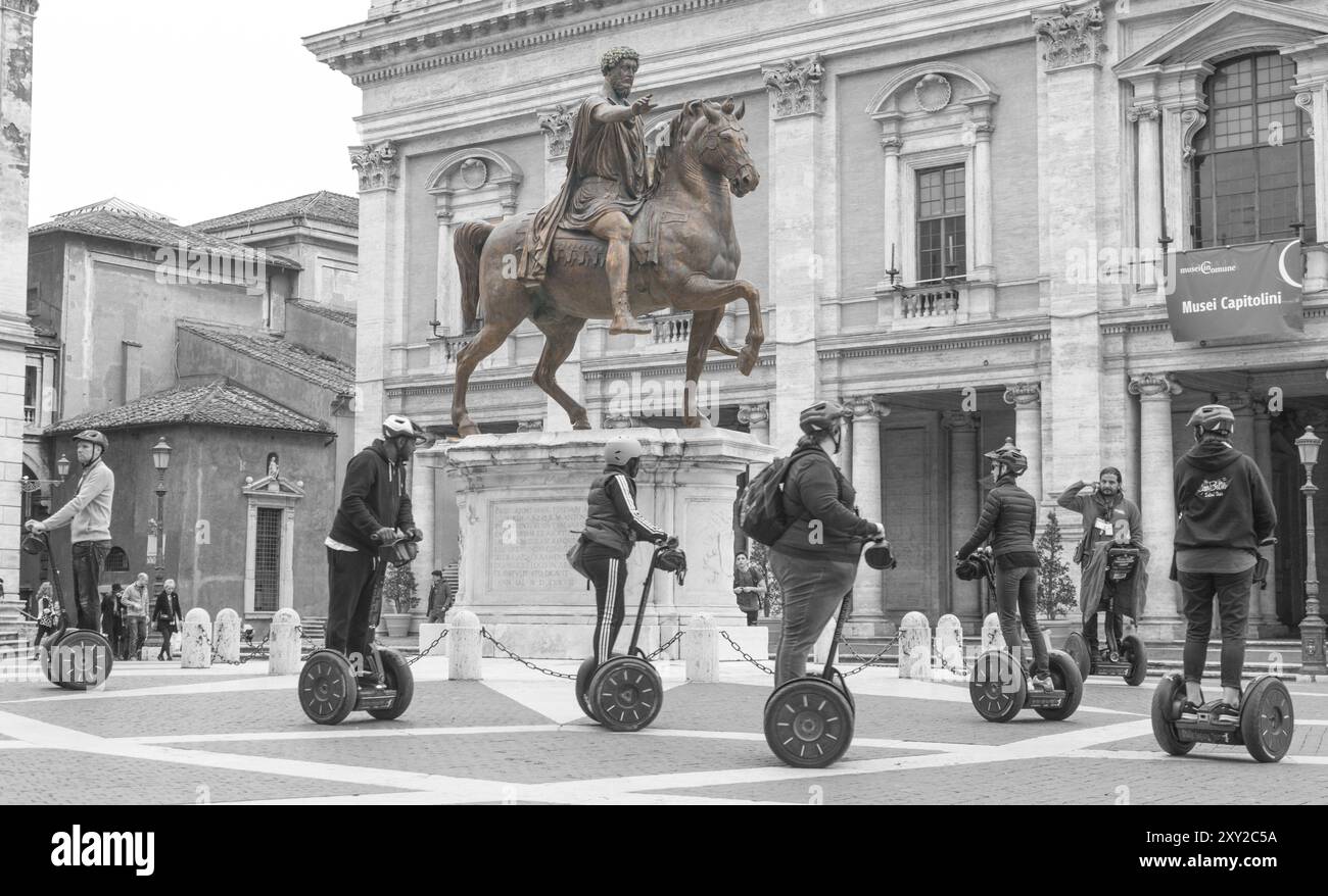 I cavalieri moderni incontrano l'antica Roma: I turisti sui Segway presso la statua equestre di Marco Aurelio Foto Stock