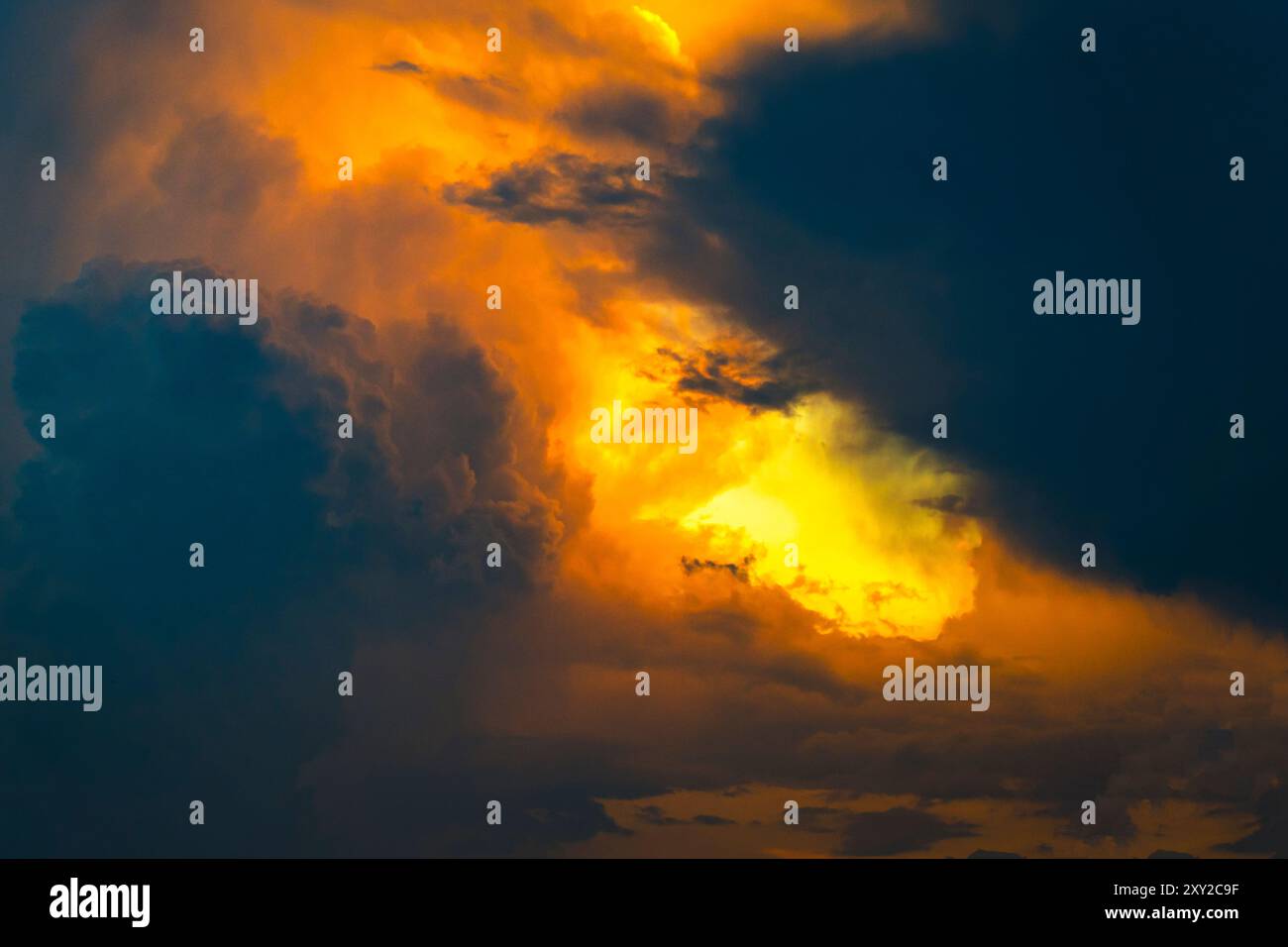 Spaventose nuvole di tempesta arancione nera sull'orizzonte al tramonto Foto Stock