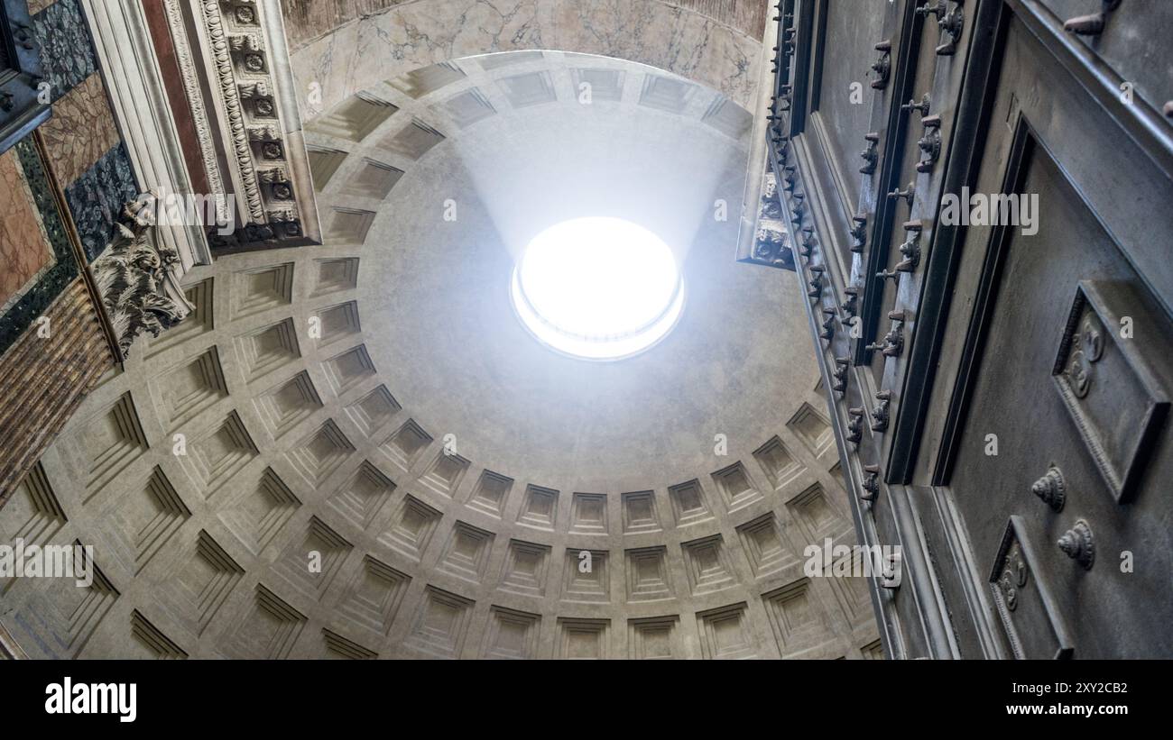 La cupola del Pantheon di Roma illuminata dalla luce del sole Foto Stock