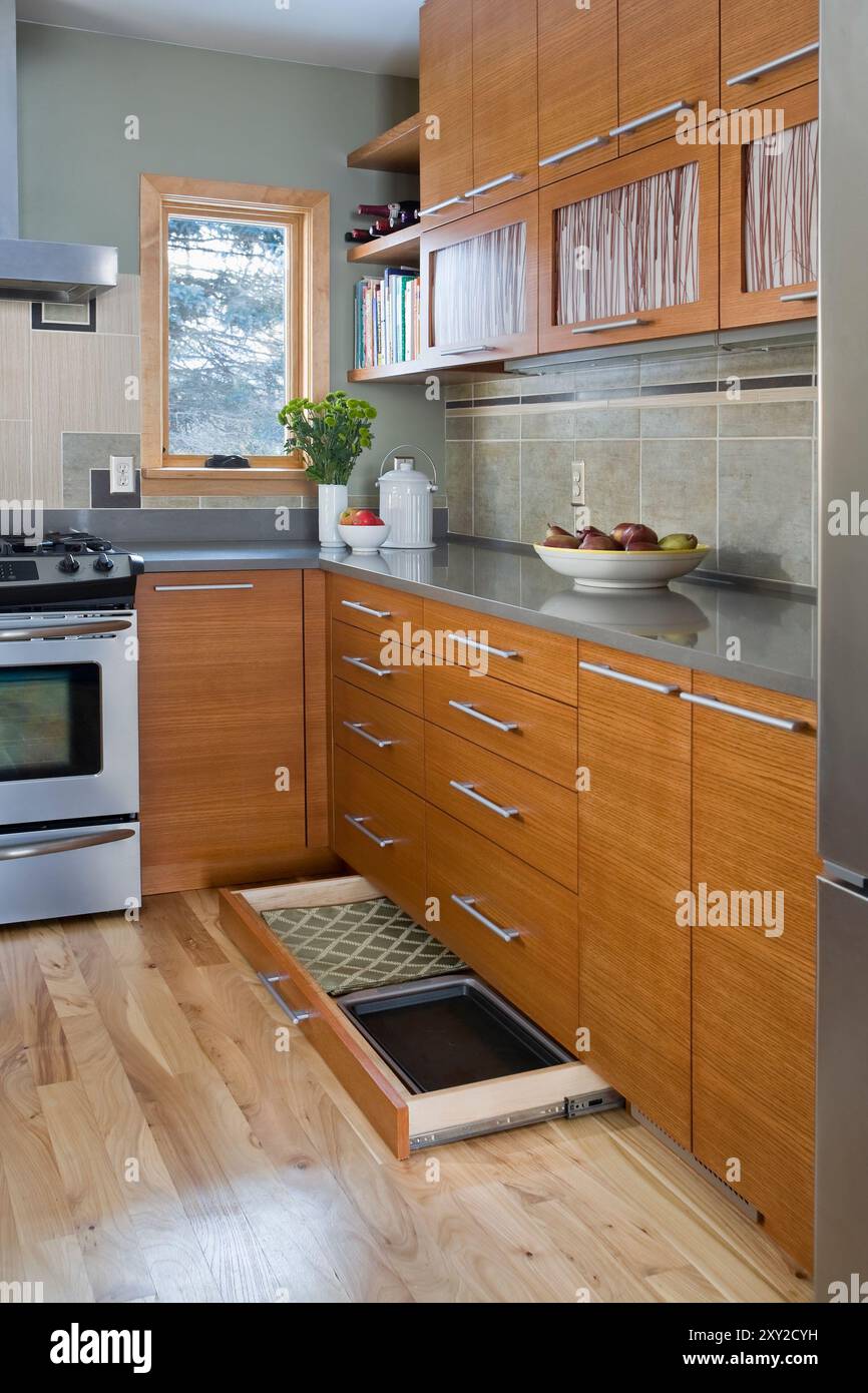 Angolo della cucina con armadi in rovere segati a un quarto con enfasi orizzontale Foto Stock