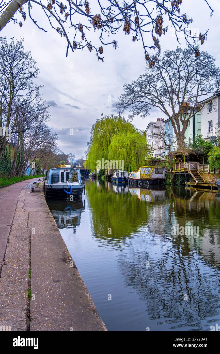 Barche colorate e case galleggianti strette attraccate e ormeggiate sul fiume nel quartiere residenziale di Maida vale. Londra. Foto Stock