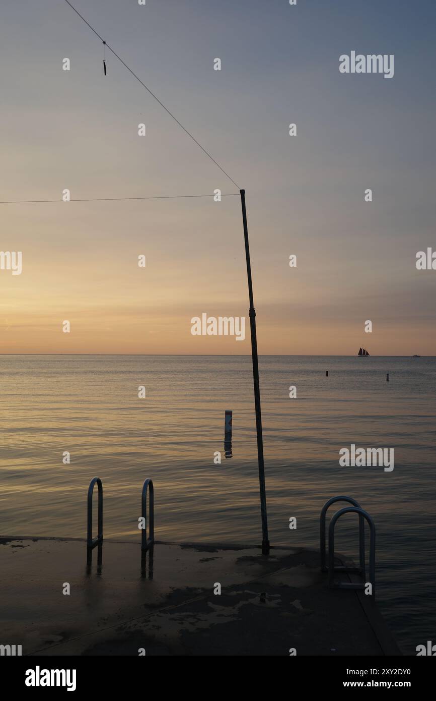 Vista su Green Bay al tramonto dal molo di Sister Bay, Wisconsin, nella contea di Door Foto Stock