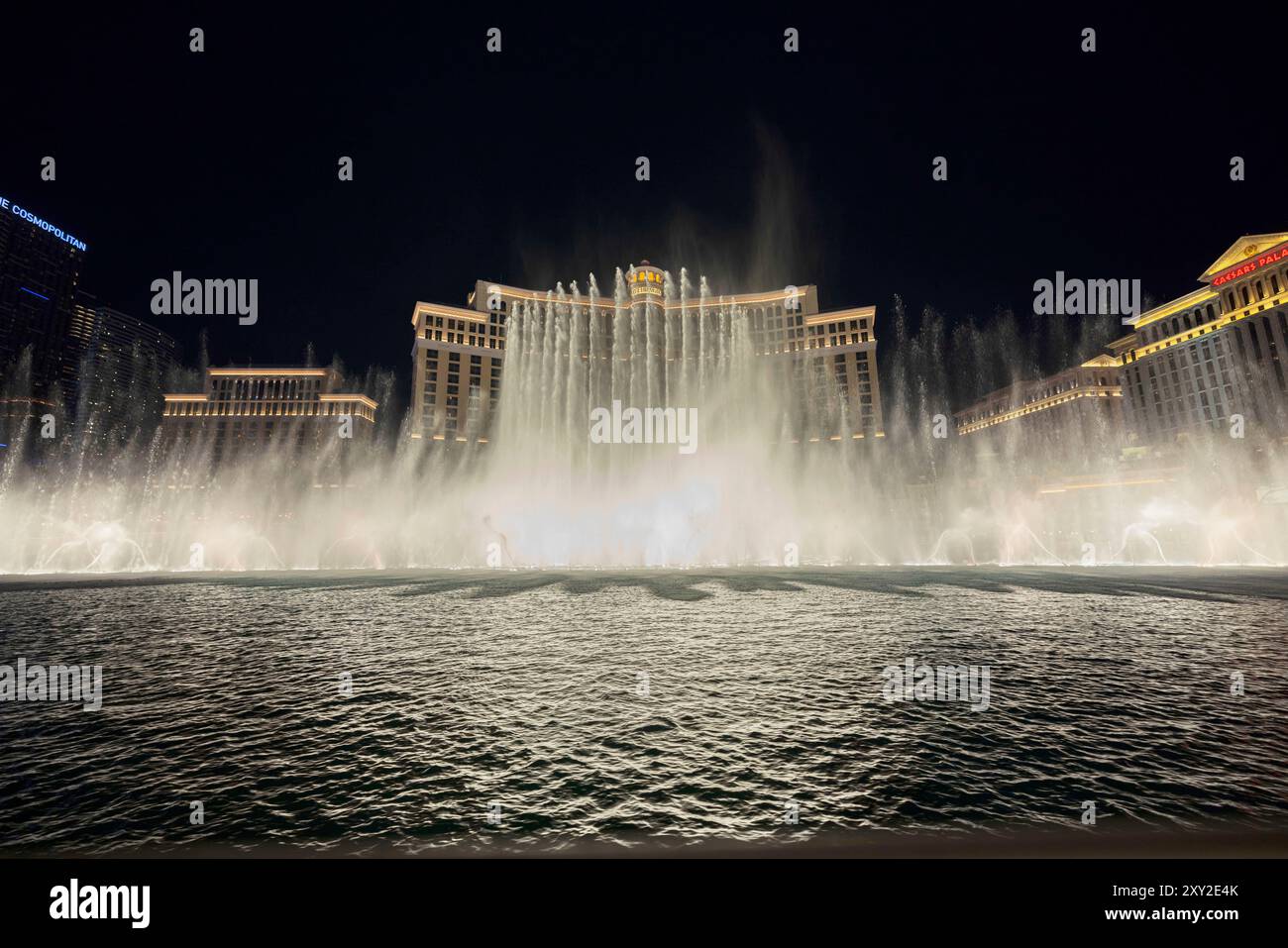 Vista notturna del famoso spettacolo delle fontane Bellagio a Las Vegas con getti d'acqua illuminati che ballano sullo sfondo di hotel di lusso. Las Vegas. Foto Stock