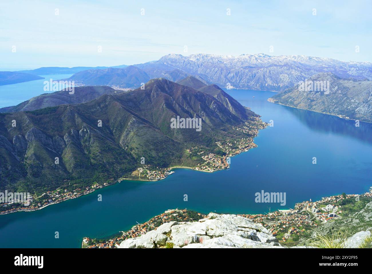 Vista aerea della baia di Cattaro, Montenegro: Il mare Adriatico, la penisola di Vrmac, il monte Orjen e molte piccole città. Paesaggio dal Pestingrad Foto Stock