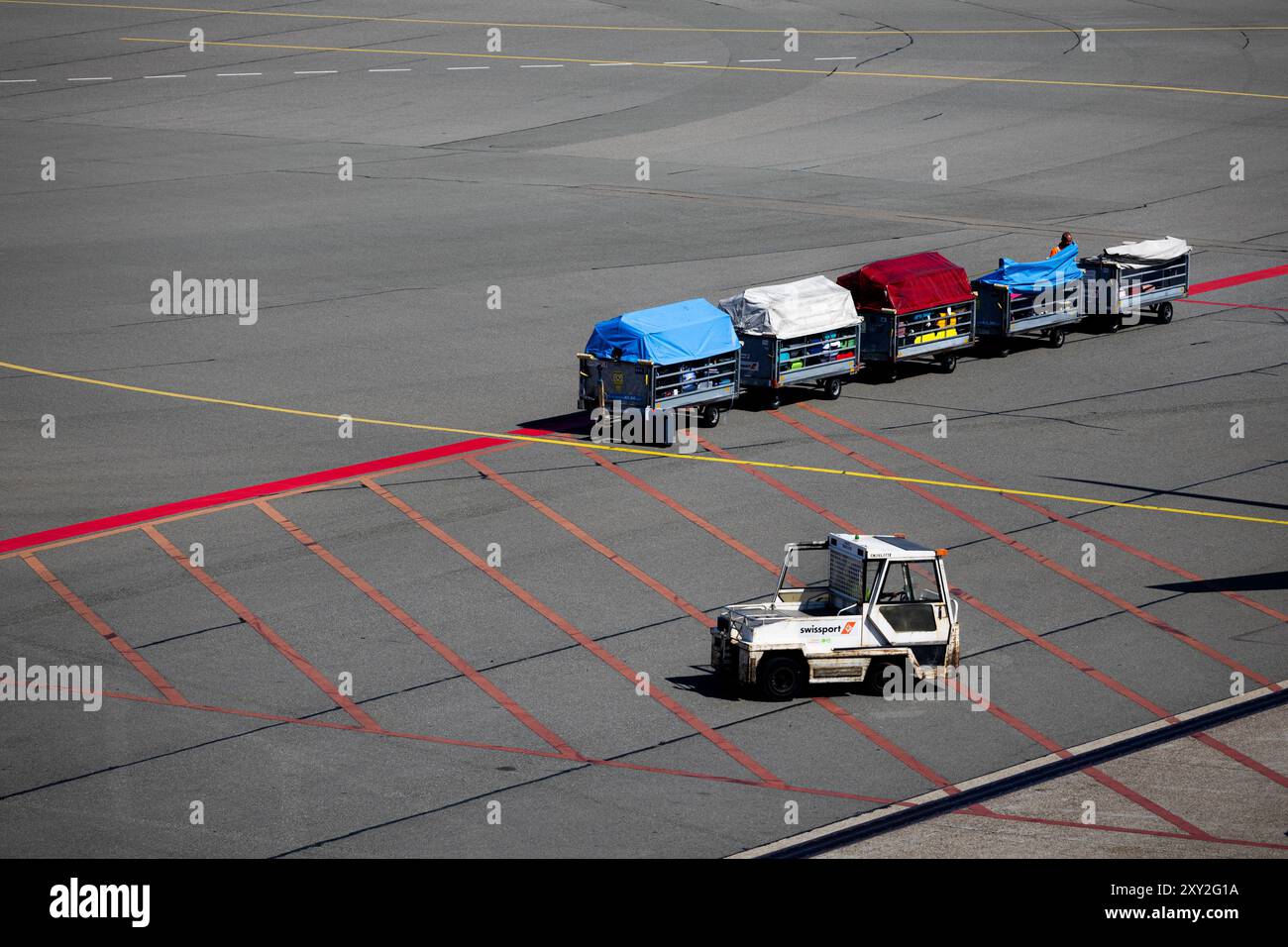 SCHIPHOL - carrelli portabagagli su una piattaforma all'aeroporto di Schiphol prima delle cifre di metà anno. Anche se Schiphol sta diventando più affollato, il numero di passeggeri rimane al di sotto dei livelli pre-corona pandemia. ANP RAMON VAN FLYMEN netherlands Out - belgio Out Foto Stock