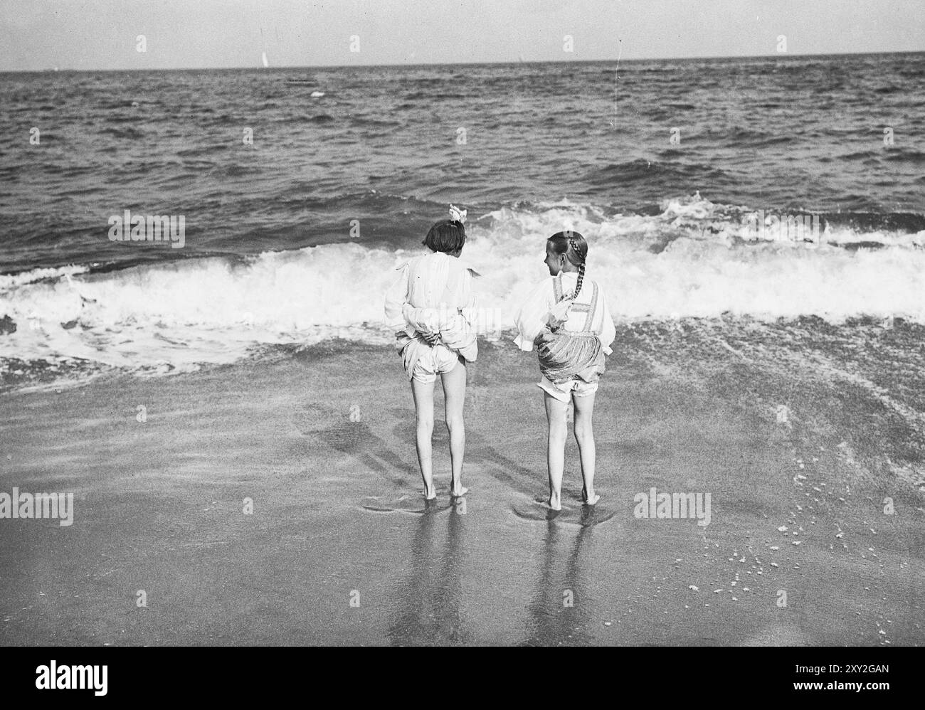 Non mi ha mai toccato - Little Girls schivando le onde a Ocean Grove, New Jersey, intorno al 1905 Foto Stock