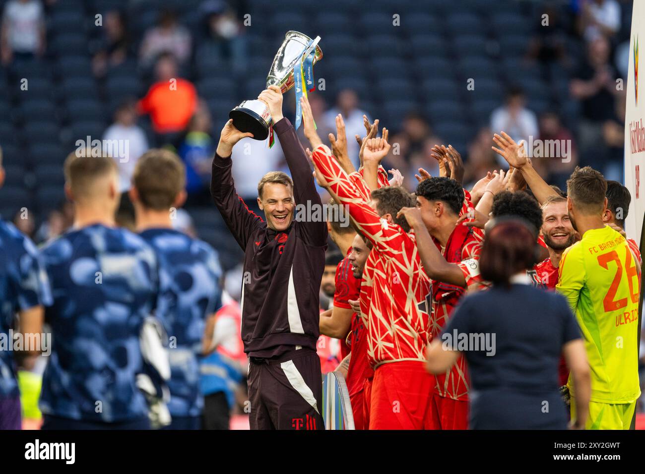 Londra, Inghilterra. 10 agosto 2024. Il portiere Manuel Neuer del Bayern Monaco ha visto con la coppa come il vincitore della VisitMalta Cup dopo l'amichevole di calcio tra il Tottenham Hotspur e il Bayern Monaco allo stadio Tottenham Hotspur di Londra. Foto Stock