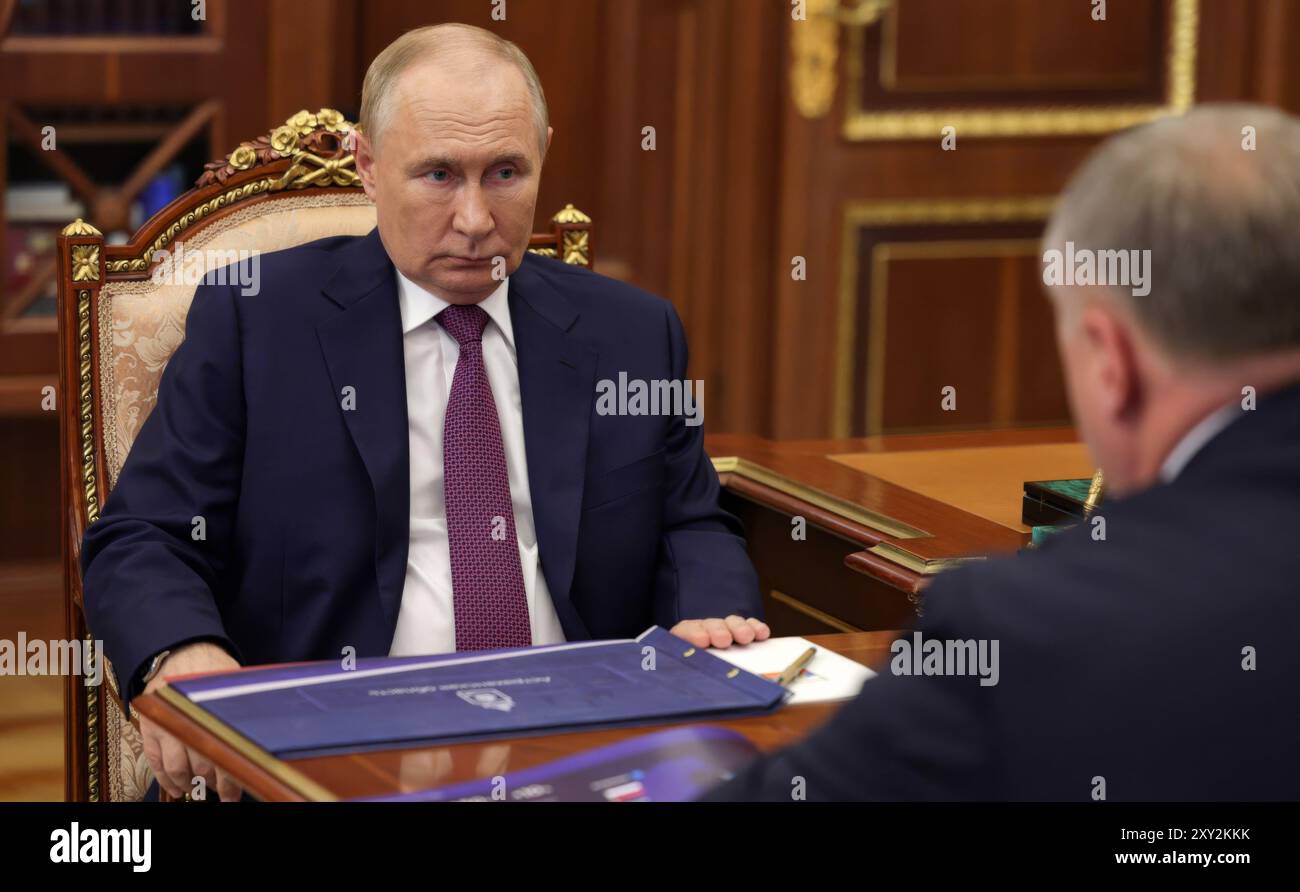 Mosca, Russia. 27 agosto 2024. Il presidente russo Vladimir Putin, a sinistra, ascolta il governatore della regione di Astrakhan Igor Babushkin, a destra, durante un incontro faccia a faccia al Cremlino, il 27 agosto 2024, a Mosca, Russia. Crediti: Alexander Kazakov/piscina del Cremlino/Alamy Live News Foto Stock
