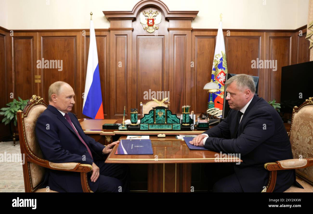 Mosca, Russia. 27 agosto 2024. Il presidente russo Vladimir Putin, a sinistra, ascolta il governatore della regione di Astrakhan Igor Babushkin, a destra, durante un incontro faccia a faccia al Cremlino, il 27 agosto 2024, a Mosca, Russia. Crediti: Alexander Kazakov/piscina del Cremlino/Alamy Live News Foto Stock