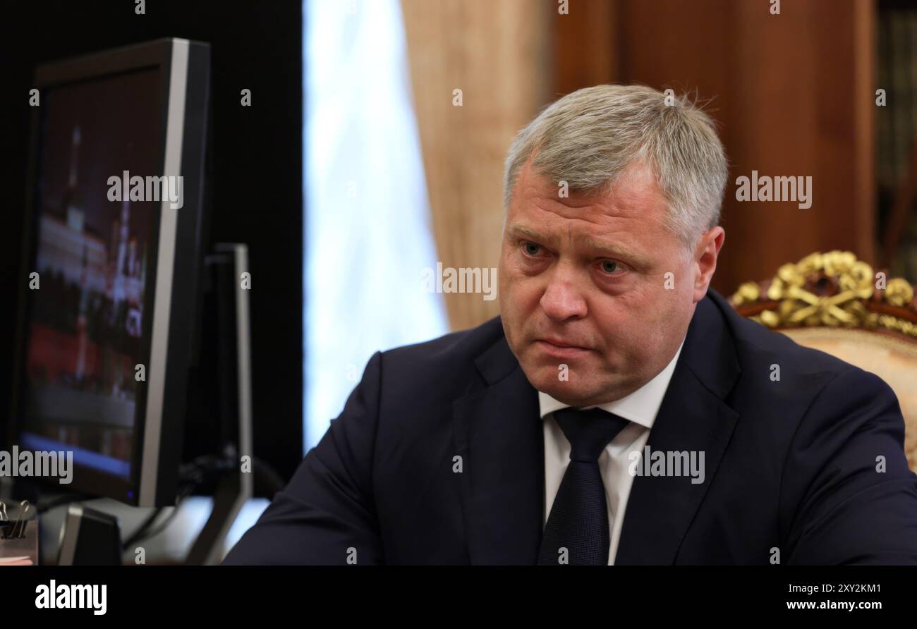 Mosca, Russia. 27 agosto 2024. Il governatore della regione di Astrakhan Igor Babushkin ascolta il presidente russo Vladimir Putin durante un incontro faccia a faccia al Cremlino, il 27 agosto 2024, a Mosca, in Russia. Crediti: Alexander Kazakov/piscina del Cremlino/Alamy Live News Foto Stock