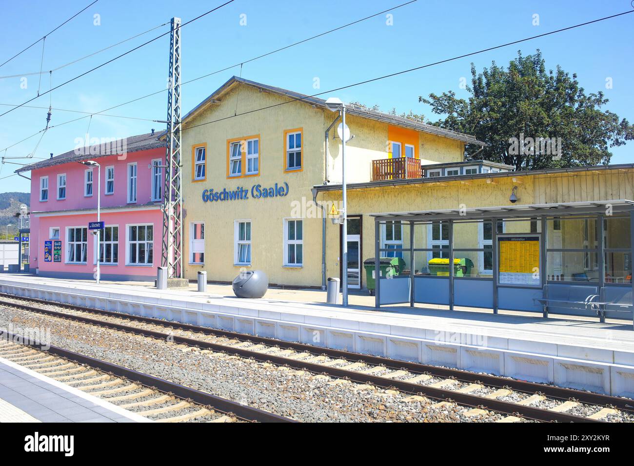 Sarah Wagenknechts Kindheit Jena, 27.08.2024 in diesem Bahnhof a Jena Göschwitz verbrachte Sarah Wagenknecht von 1969 bis 1975 bei ihrer Oma ihre Kindheit. Thüringen Germania *** Sarah Wagenknechts infanzia Jena, 27 08 2024 Sarah Wagenknecht ha trascorso la sua infanzia in questa stazione a Jena Göschwitz con sua nonna dal 1969 al 1975 Turingia Germania Copyright: xMatthiasxGränzdörferx Foto Stock