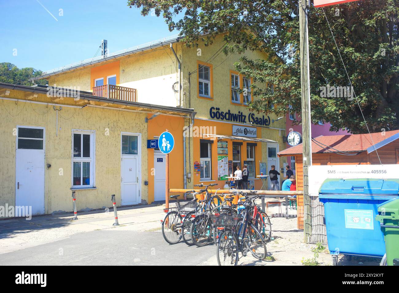 Sarah Wagenknechts Kindheit Jena, 27.08.2024 in diesem Bahnhof a Jena Göschwitz verbrachte Sarah Wagenknecht von 1969 bis 1975 bei ihrer Oma ihre Kindheit. Thüringen Germania *** Sarah Wagenknechts infanzia Jena, 27 08 2024 Sarah Wagenknecht ha trascorso la sua infanzia in questa stazione a Jena Göschwitz con sua nonna dal 1969 al 1975 Turingia Germania Copyright: xMatthiasxGränzdörferx Foto Stock