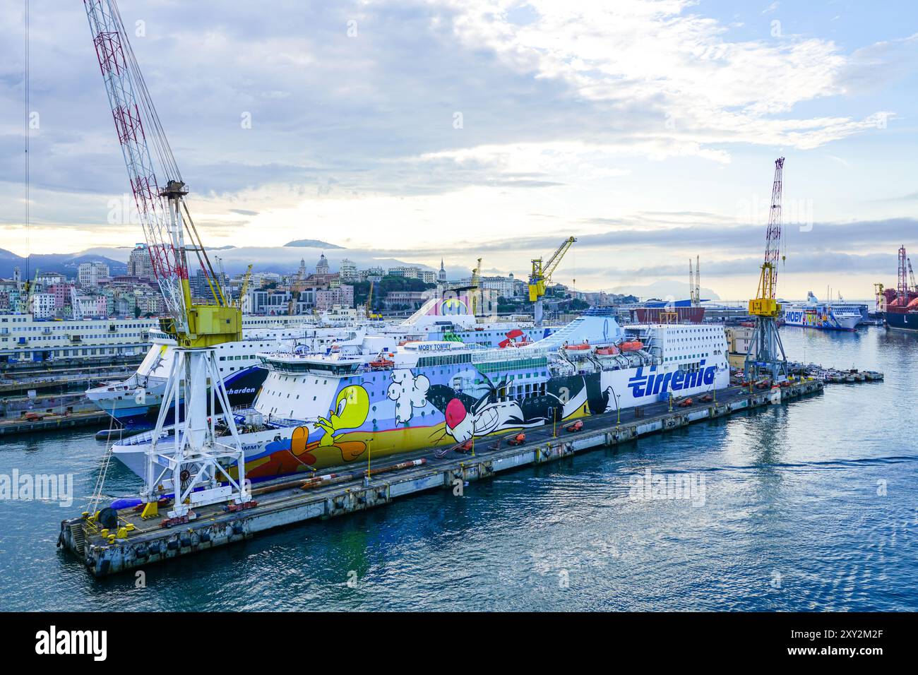 Genova, Italia - 27 maggio 2024: Moby Lines Moby Tommy Ferry RO-RO nave passeggeri al molo portuale, IMO 9221210 Foto Stock