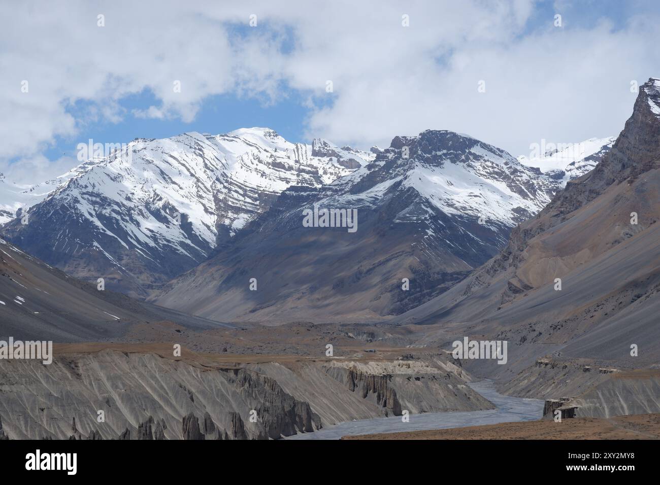 Abbracciando la serenità delle vette innevate, dove le nuvole baciano le montagne e il mondo si sente senza tempo. Foto Stock