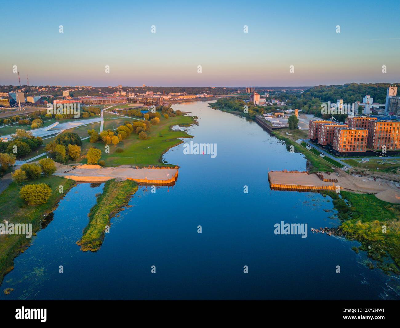 Vista aerea della costruzione di un nuovo ponte pedonale, situato a Kaunas, Lituania. Costruzione di un ponte per l'isola di Nemunas. Avanzamento della costruzione Foto Stock