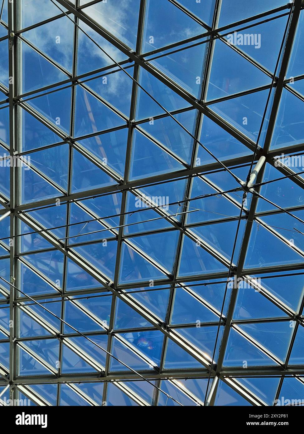 Moderno soffitto in vetro con struttura in metallo contro il concetto Clear Blue Sky Foto Stock
