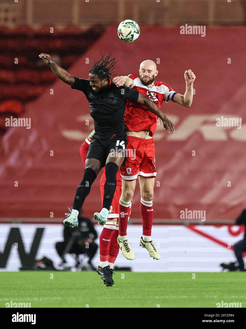 Niall Ennis di Stoke City e Matthew Clarke di Middlesbrough combattono per il ballo durante la partita della Carabao Cup Middlesbrough vs Stoke City al Riverside Stadium, Middlesbrough, Regno Unito, 27 agosto 2024 (foto di Mark Cosgrove/News Images) Foto Stock