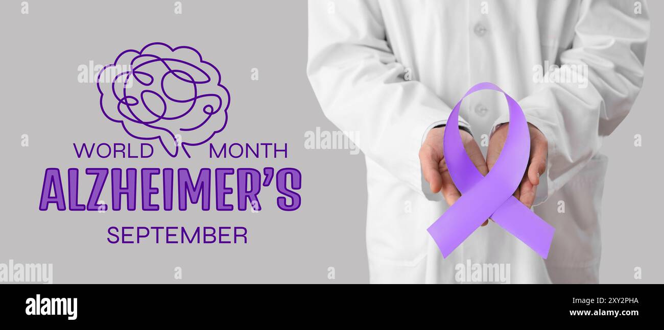 Medico con nastro viola su sfondo grigio. Banner per il mese mondiale dell'Alzheimer Foto Stock