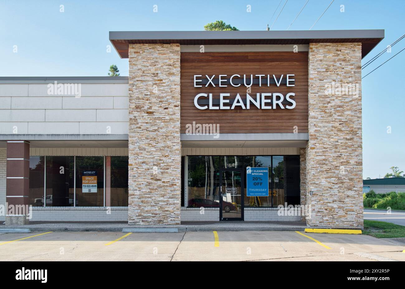 Houston, Texas Stati Uniti d'America 06-23-2024: Servizio di lavaggio a secco Executive, punto vendita. Foto Stock