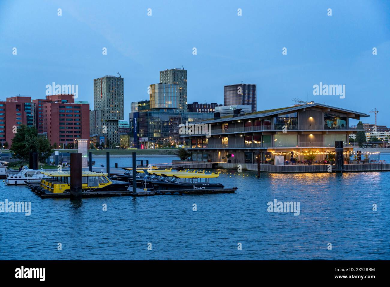 L'ufficio galleggiante di Rotterdam, considerato il più grande edificio galleggiante del mondo, molo per i taxi d'acqua, nel Rijnhaven, bacino del porto di 28 ettari, ha Foto Stock