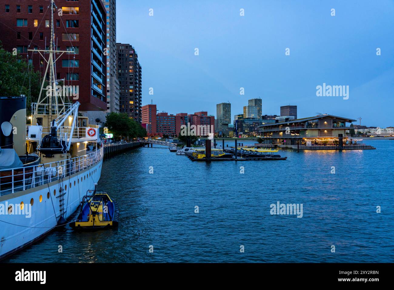 L'ufficio galleggiante di Rotterdam, considerato il più grande edificio galleggiante del mondo, molo per i taxi d'acqua, nel Rijnhaven, bacino del porto di 28 ettari, ha Foto Stock